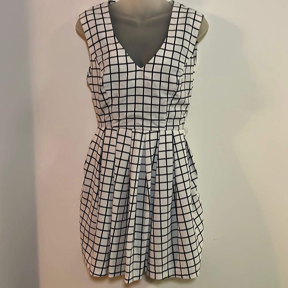 Forever 21 Summer Cocktail Party Dress White/Black Plaid Pleated Skirt Size M
